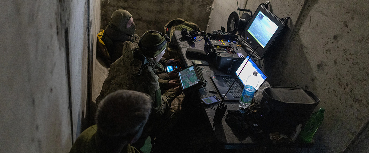 Soldaten der ukrainischen Streitkräfte an Steuerungs- und Navigationsmonitoren während eines Angriffs auf russische Stellungen in der Region Donezk, Ukraine, 11. März 2025