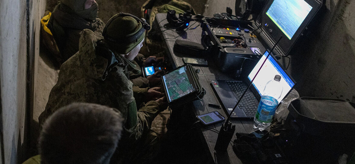 Soldaten der ukrainischen Streitkräfte an Steuerungs- und Navigationsmonitoren während eines Angriffs auf russische Stellungen in der Region Donezk, Ukraine, 11. März 2025