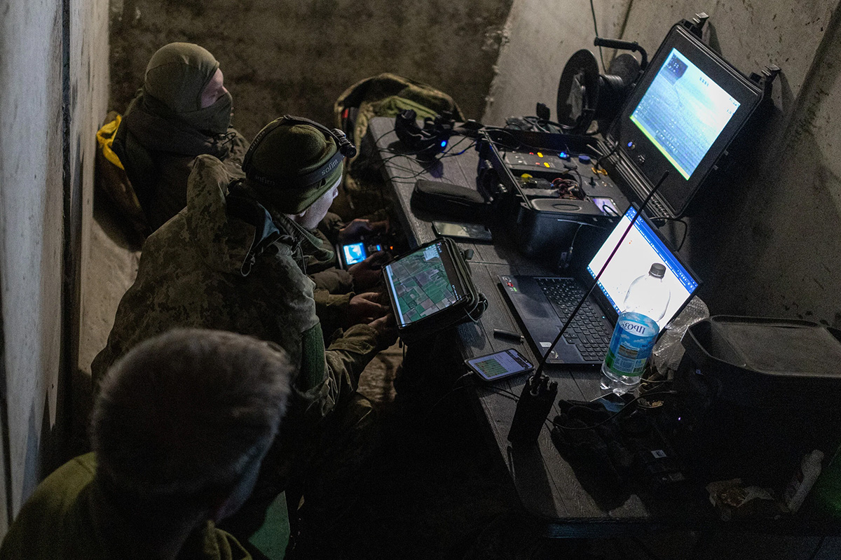 Soldaten der ukrainischen Streitkräfte an Steuerungs- und Navigationsmonitoren während eines Angriffs auf russische Stellungen in der Region Donezk, Ukraine, 11. März 2025