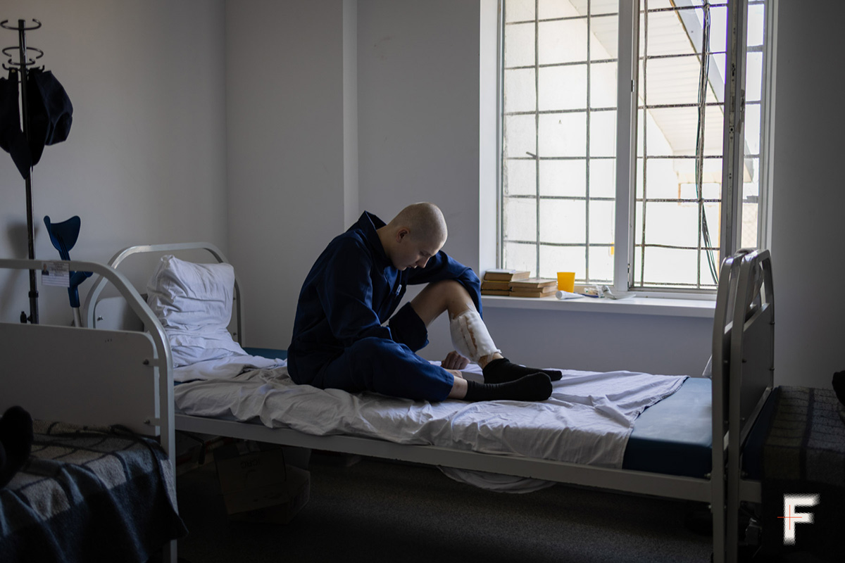 Ein 19-jähriger russischer Soldat auf der Krankenstation Kriegsgefangenenlagers, Region Lwiw, Ukraine, 28. August 2025