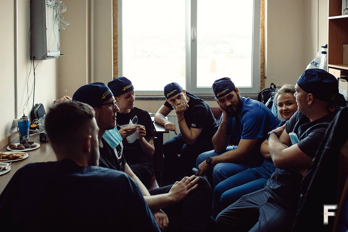 Ärzte in einer Pause zwischen den Operationen der Mission „Face the Future“, Iwano-Frankiwsk, Ukraine, 28. Oktober 2025.