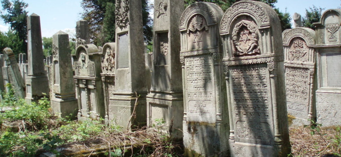 1280px-Jewish_cemetery_Chernivtsi-e1564665088905-1199x800