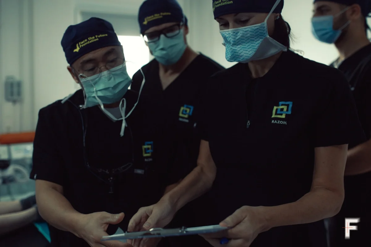 Ärzte besprechen den Operationsplan für den Soldaten Serhij Kotelnikov, Iwano-Frankiwsk, Ukraine, 28. Oktober 2025.
