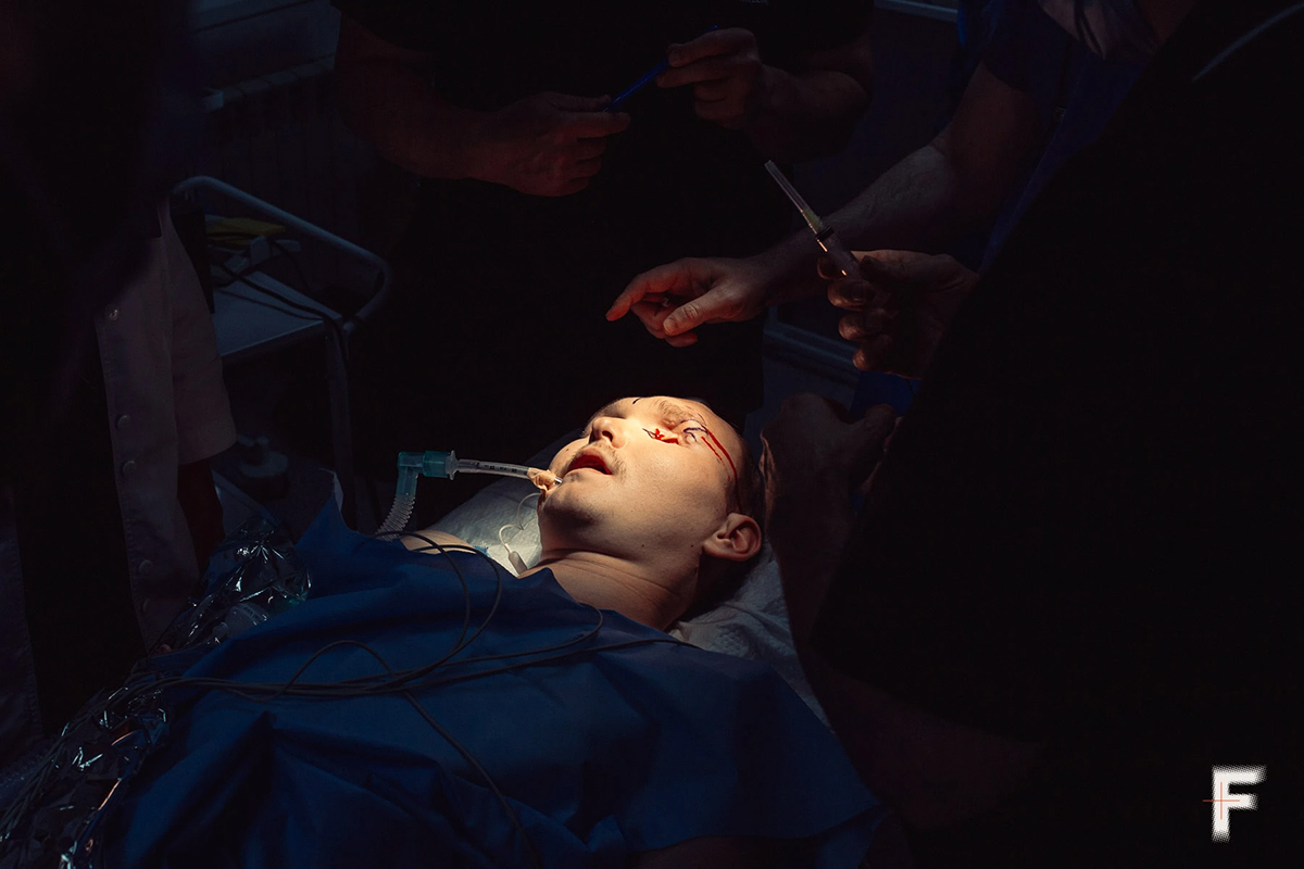 Chirurgen führen eine Rekonstruktion der Augenhöhle mit Hilfe eines Knochentransplantats und eines individuellen Implantats durch, Iwano-Frankiwsk, Ukraine, 28. Oktober 2025.