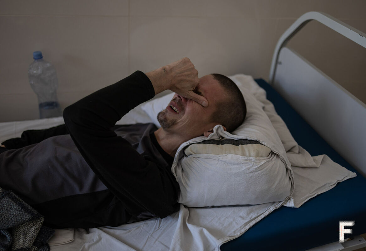 Der Kriegsgefangene aus der sogenannten LNR, Oleksandr Truchym, wird auf der Krankenstation des Kriegsgefangenenlagers behandelt, Region Lwiw, Ukraine, 28. Mai 2025.
