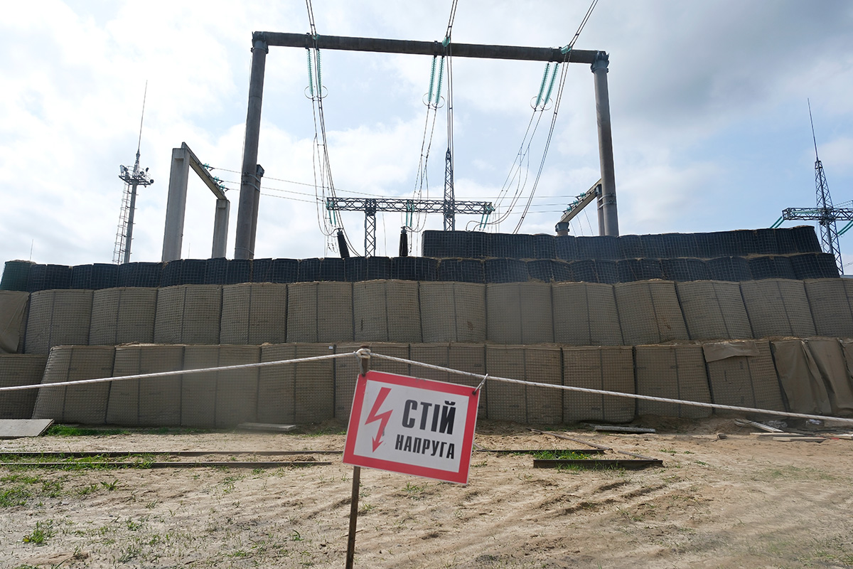 Mit diesen Barrieren schützt Ukrenergo seine Umspannwerke vor Querschlägern.