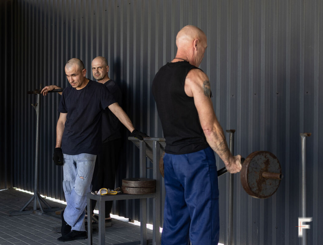 Kriegsgefangene aus der sogenannten „DNR“ auf dem Sportplatz im Lager, Region Lwiw, Ukraine, 28. August 2025.