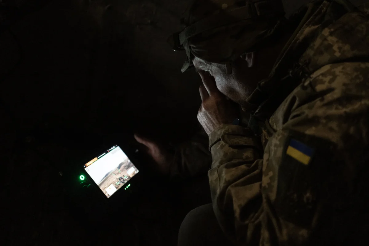 Ein Soldat der ukrainischen Streitkräfte verfolgt den Flug einer Drohne auf einem Tablet, Region Donezk, Ukraine, 11. März 2025.