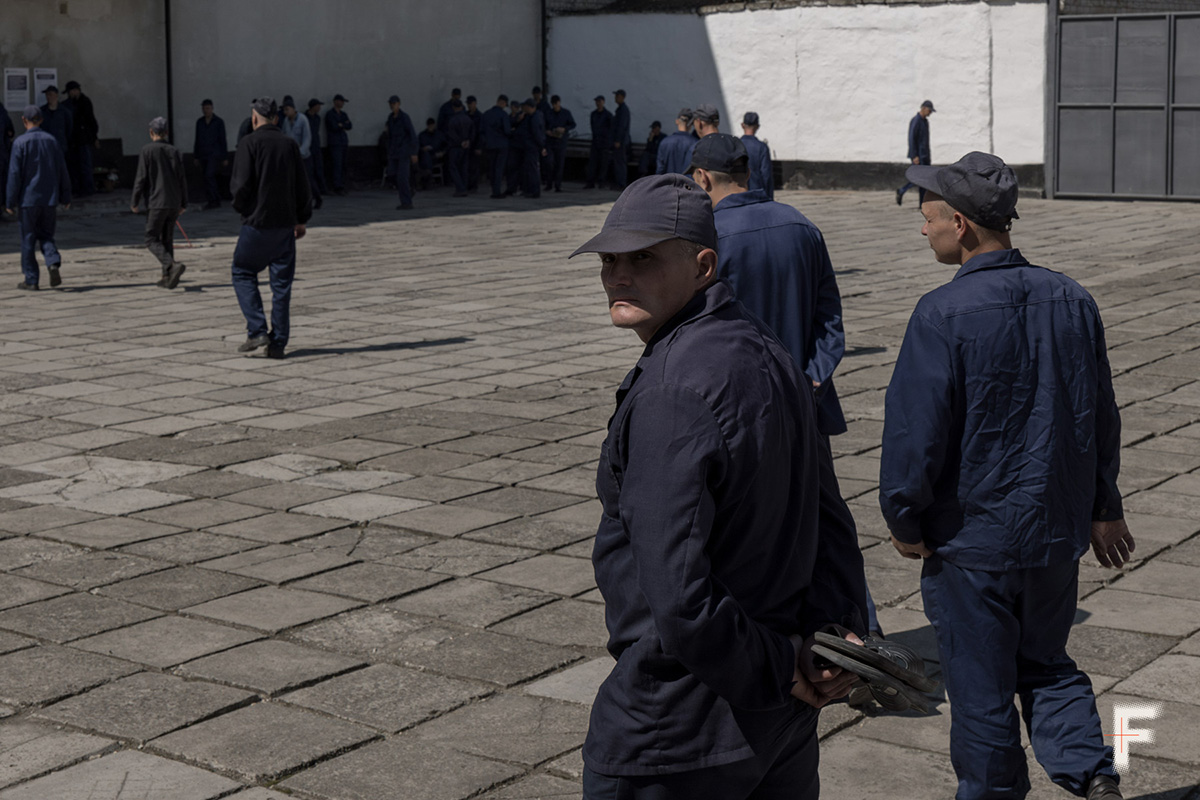 Russische Kriegsgefangene haben in ihrer Freizeit Hofgang, Region Lwiw, Ukraine, 28. August 2025. 