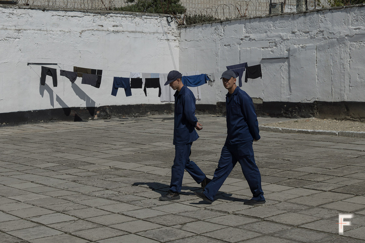 Russische Kriegsgefangene beim Hofgang, Region Lwiw, Ukraine, 28. August 2025.