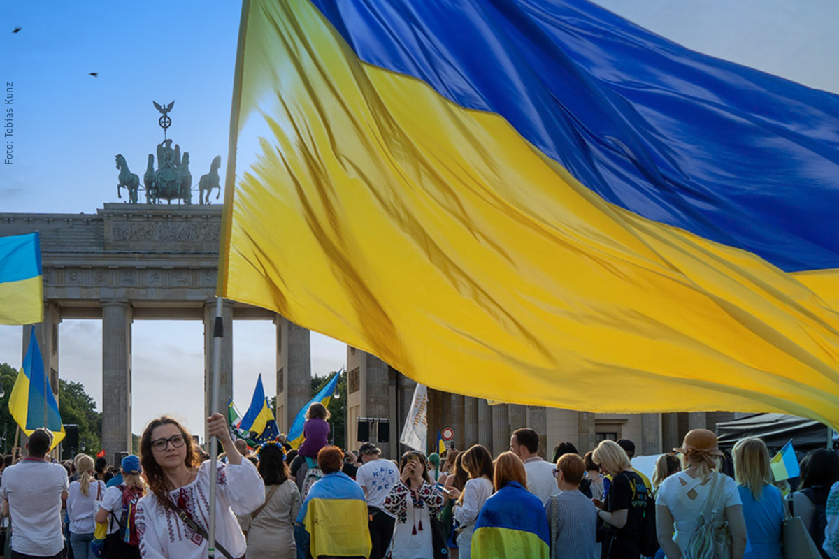 Am 8. Mai 2025 jährt sich das Ende des Zweiten Weltkriegs zum 80. Mal. Während Russland den Sieg von 1945 für seinen Angriffskrieg gegen die Ukraine instrumentalisiert, rückt ein lange verdrängter Teil der Geschichte in den Fokus: die deutsche Besatzungsherrschaft in der Ukraine. Die Deutsch-Ukrainische Historische Kommission fordert eine klare Anerkennung der historischen Verantwortung Deutschlands.