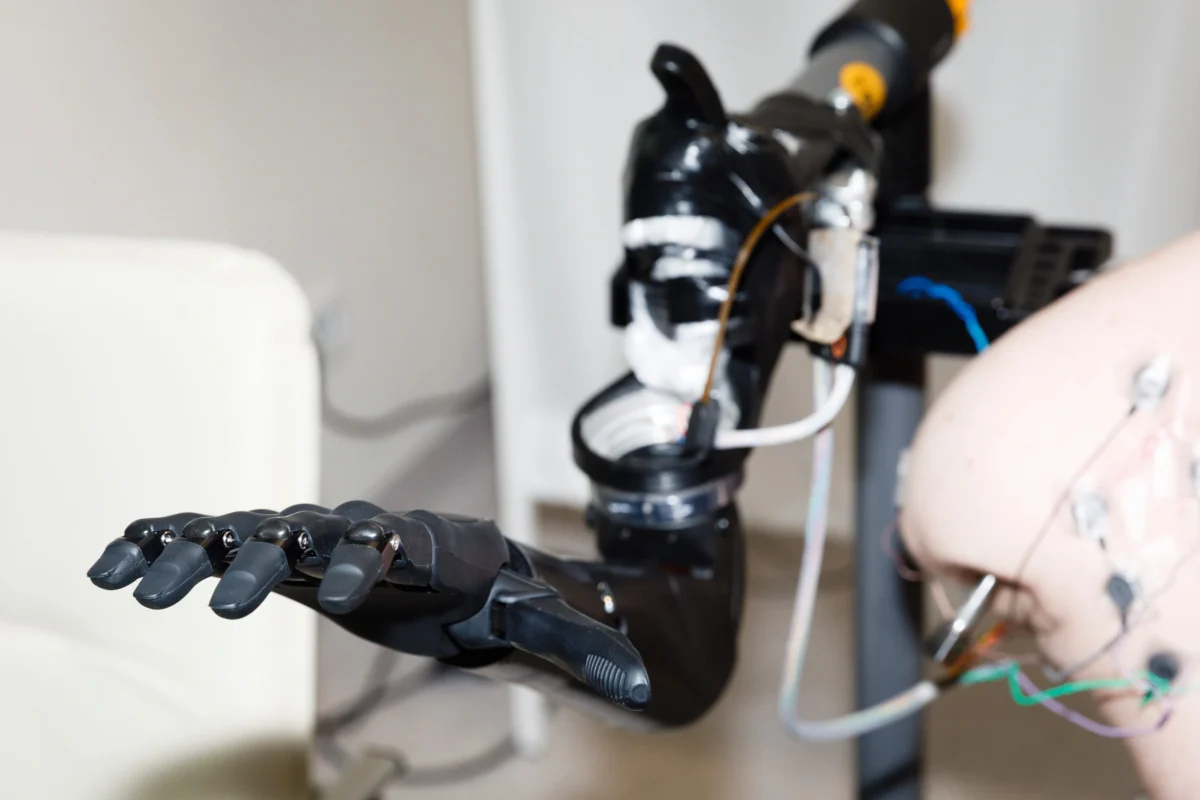 Eine bionische Handprothese in einem Rehabilitationszentrum in Kyjiw, Ukraine, April 2024.