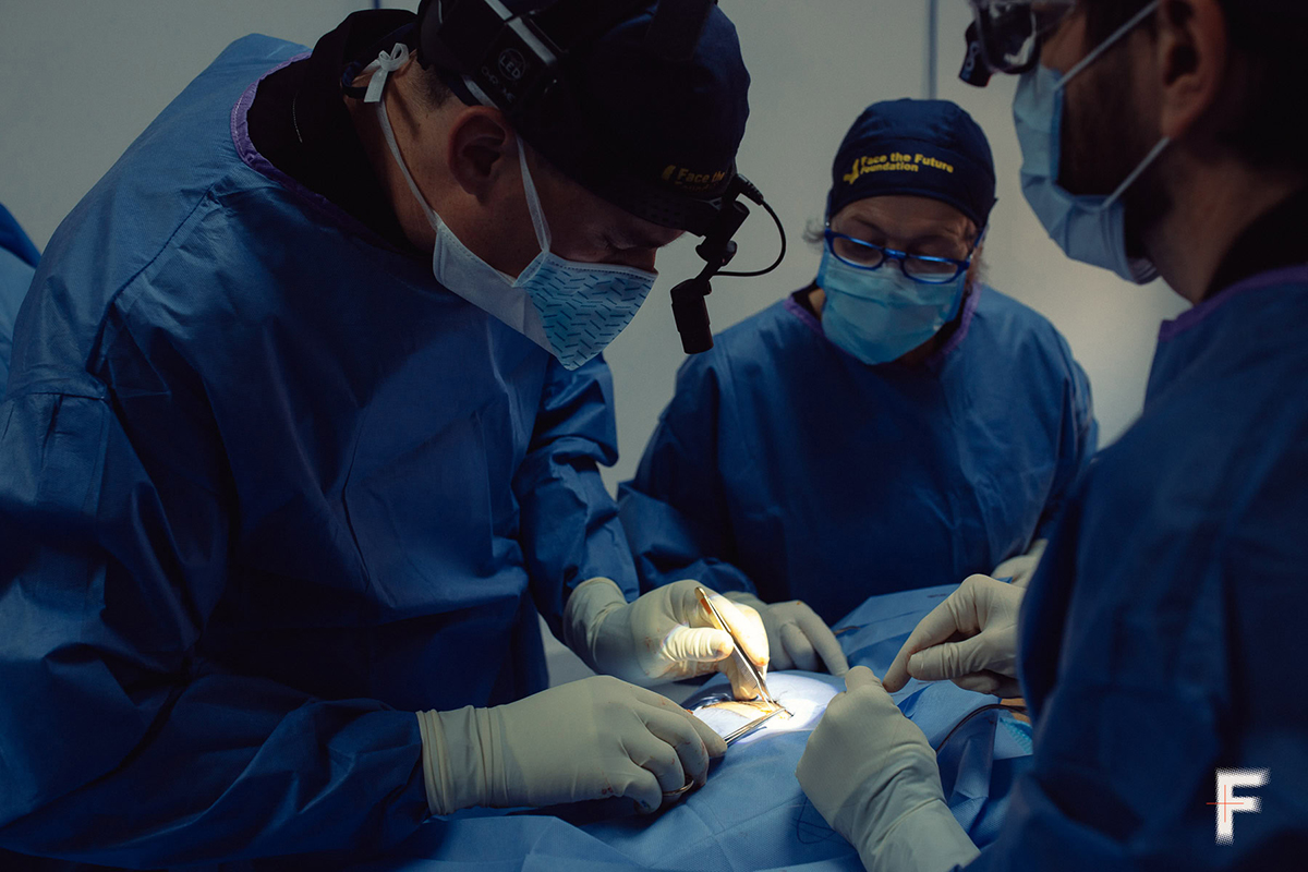 Chirurgen führen eine Septorhinoplastik durch und reduzieren das Volumen des Weichgewebes, Iwano-Frankiwsk, Ukraine, 28. Oktober 2025.