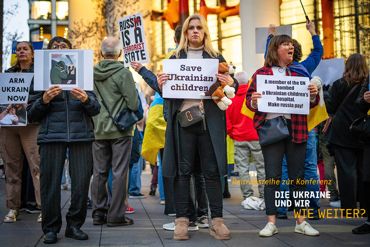 Ukrainische Demonstranten bei einer Kundgebung gegen Russlands Krieg in der Ukraine, Sydney, 9.07.2024