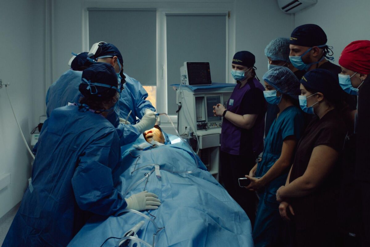 Ukrainische Ärzte lernen während einer von amerikanischen Chirurgen durchgeführten Septorhinoplastik dazu, Iwano-Frankiwsk, Ukraine, 28. Oktober 2025.
