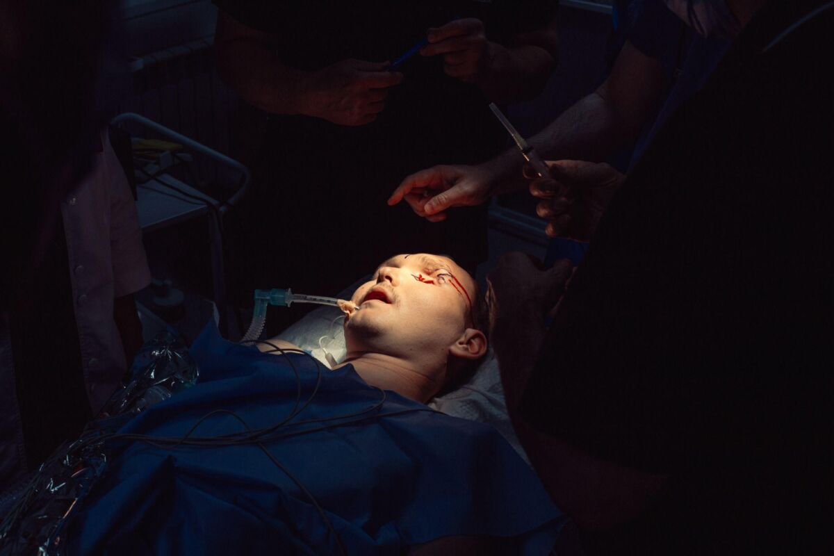Chirurgen führen eine Rekonstruktion der Augenhöhle mit Hilfe eines Knochentransplantats und eines individuellen Implantats durch, Iwano-Frankiwsk, Ukraine, 28. Oktober 2025.