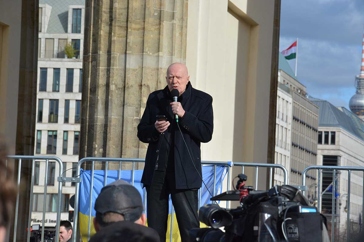 Am 24. Februar, dem zweiten Jahrestag des russischen Großangriffs auf die Ukraine, demons­trierten mehrere Tausend Menschen vor dem Brandenburger Tor ihre Soli­da­ri­tät mit der Ukraine. Während der Ver­an­stal­tung wandte sich auch der Gründer des Zen­trums Libe­rale Moderne, Ralf Fücks, an die Menge. Wir doku­men­tie­ren hier seine Rede.