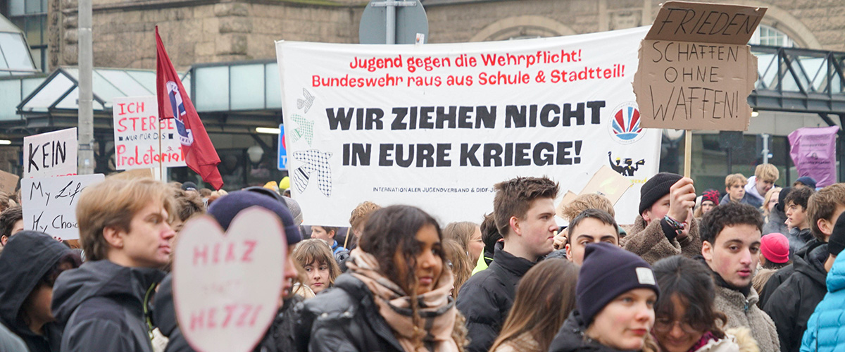 Demonstranten mit Schildern Transparenten Fahnen auf der Strasse Demo unter dem Motto Nein zur Wehrplicht Ja zum Leben am 05.12.2025 in Hamburg