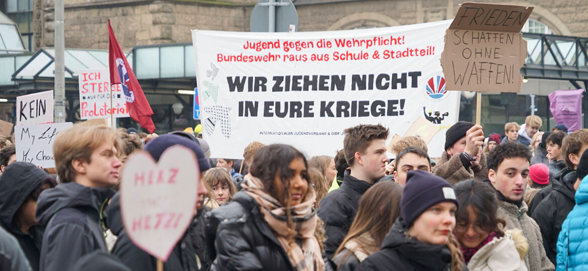Demonstranten mit Schildern Transparenten Fahnen auf der Strasse Demo unter dem Motto Nein zur Wehrplicht Ja zum Leben am 05.12.2025 in Hamburg
