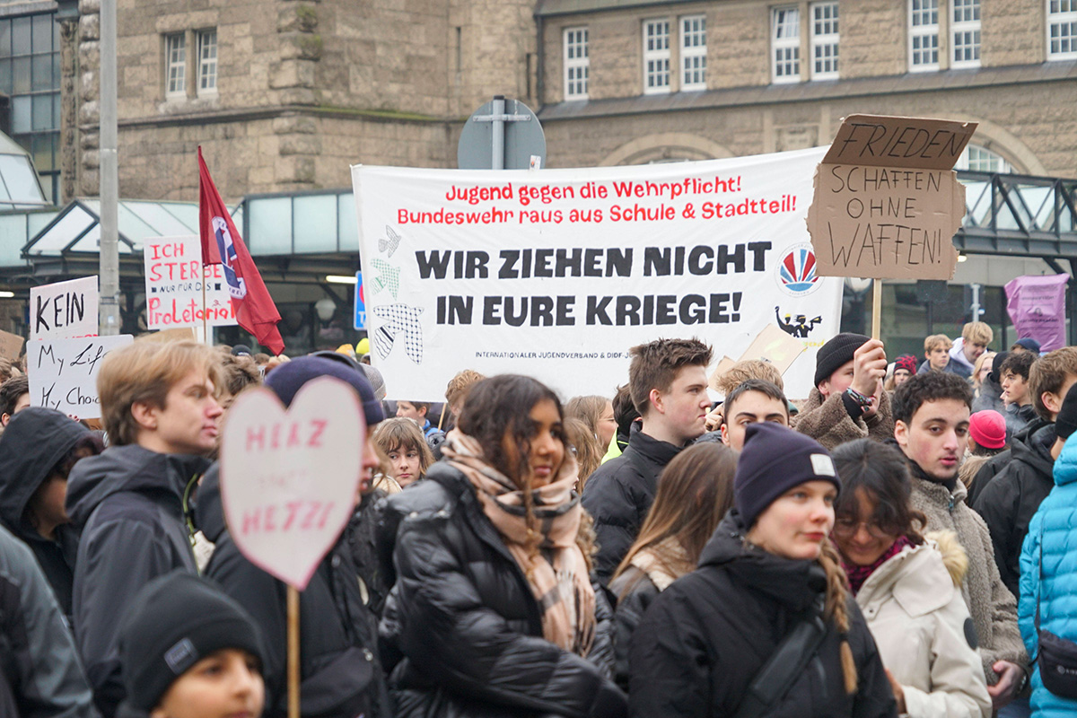 Demonstranten mit Schildern Transparenten Fahnen auf der Strasse Demo unter dem Motto Nein zur Wehrplicht Ja zum Leben am 05.12.2025 in Hamburg