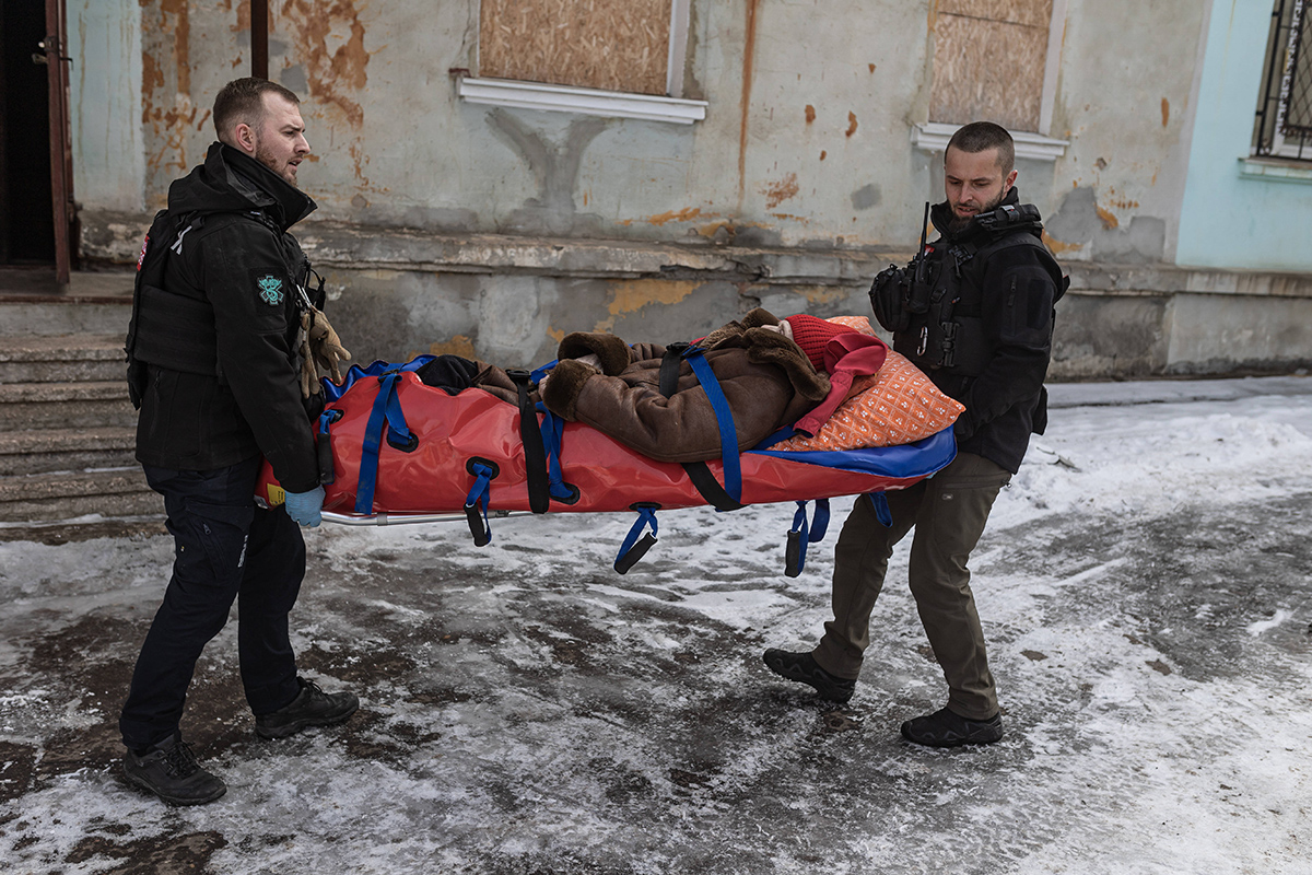 Die Organisation „East SOS“ hilft bei der Evakuierung einer älteren Frau in Kostjantyniwka.