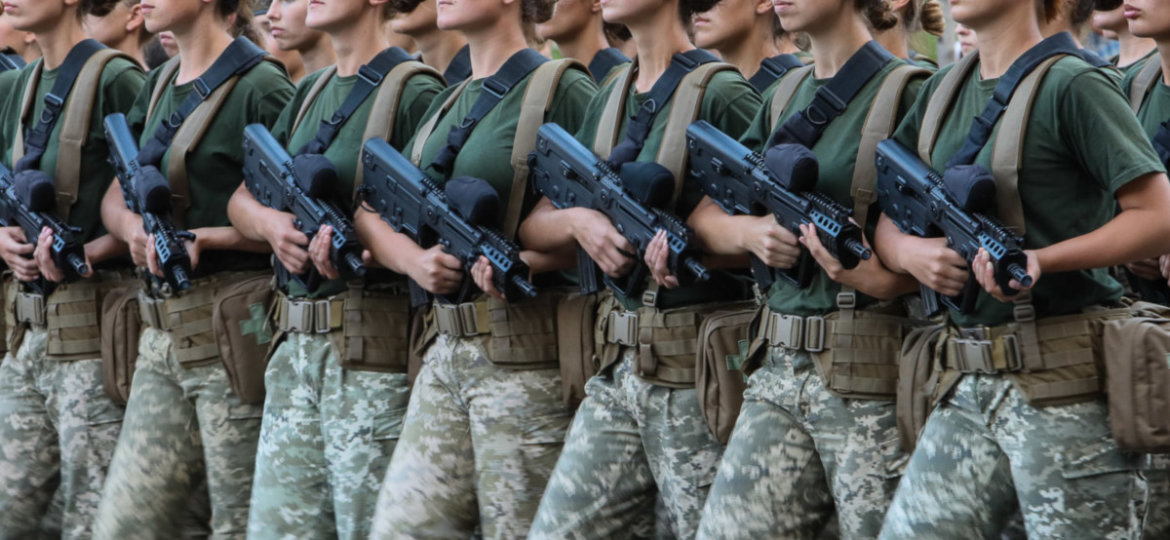 Frauen Soldaten 1200*800