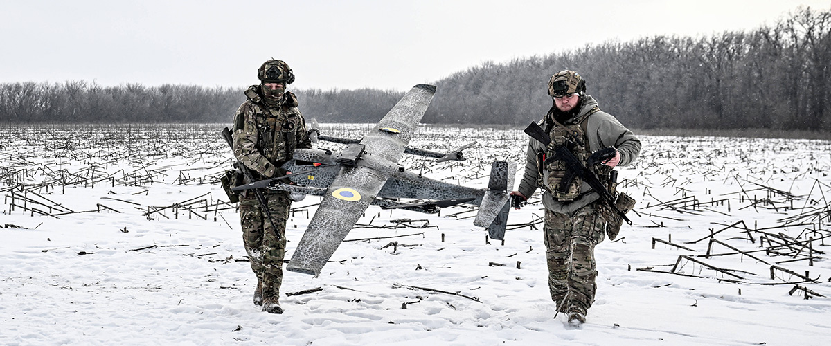 Soldaten tragen eine ukrainische GARA-Drohne