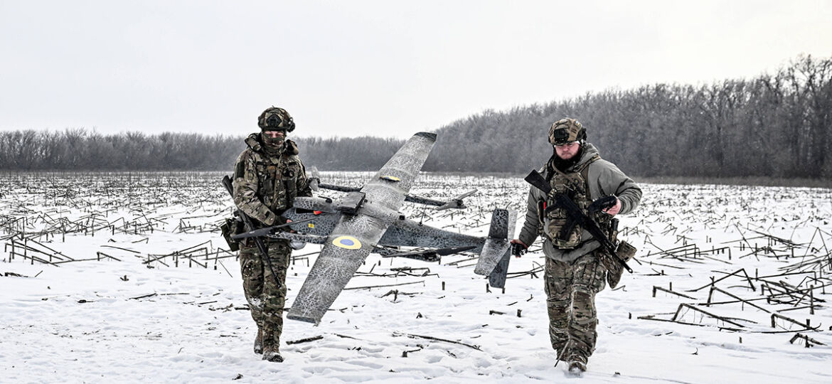 Soldaten tragen eine ukrainische GARA-Drohne