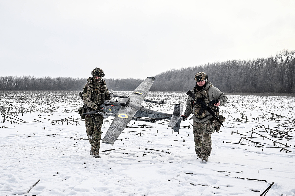 Soldaten tragen eine ukrainische GARA-Drohne