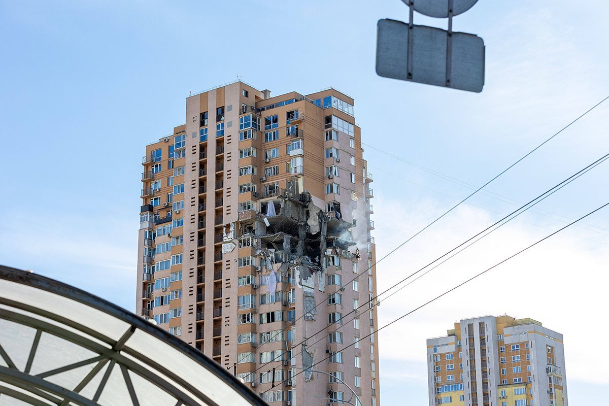 In Kyjiw wurden durch russische Angriffe etwa 400 Häuser kritisch beschädigt. Fast zwei Dutzend Hochhäuser wurden zerstört. Oleksandra Babichina von „Unser Kyjiw“ erzählt, wie und für welche Kosten der Wohnungsbau in der Hauptstadt und der Region trotz anhaltendem Krieg vorangeht.