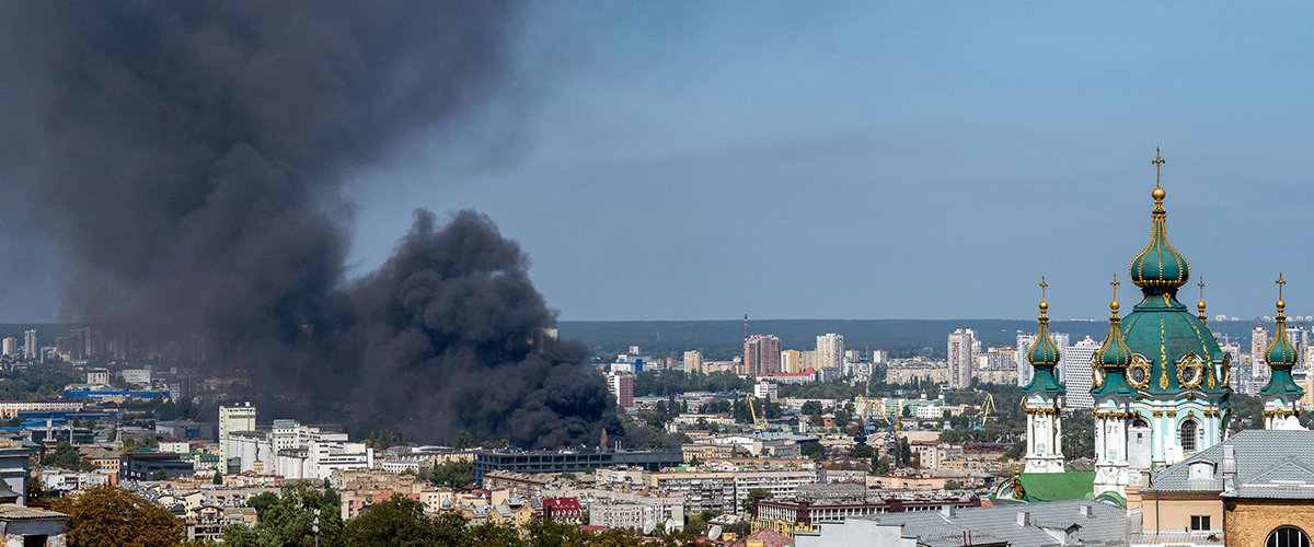 Rauch steigt auf nach einem nächtlichen Drohnenangriff auf Kyjiw am 29. August 2026, bei dem mindestens 27 Menschen ums Leben kamen und Dutzende weitere verletzt wurden