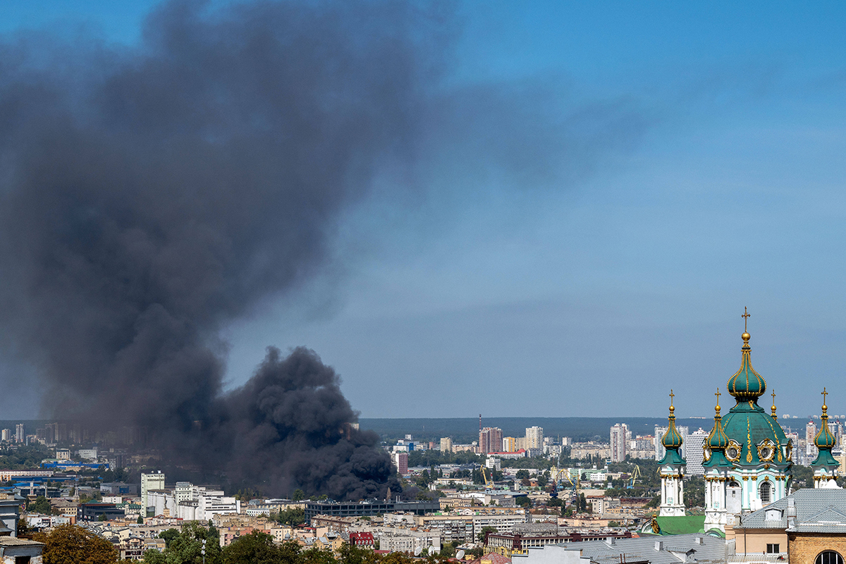 Rauch steigt auf nach einem nächtlichen Drohnenangriff auf Kyjiw am 29. August 2026, bei dem mindestens 27 Menschen ums Leben kamen und Dutzende weitere verletzt wurden