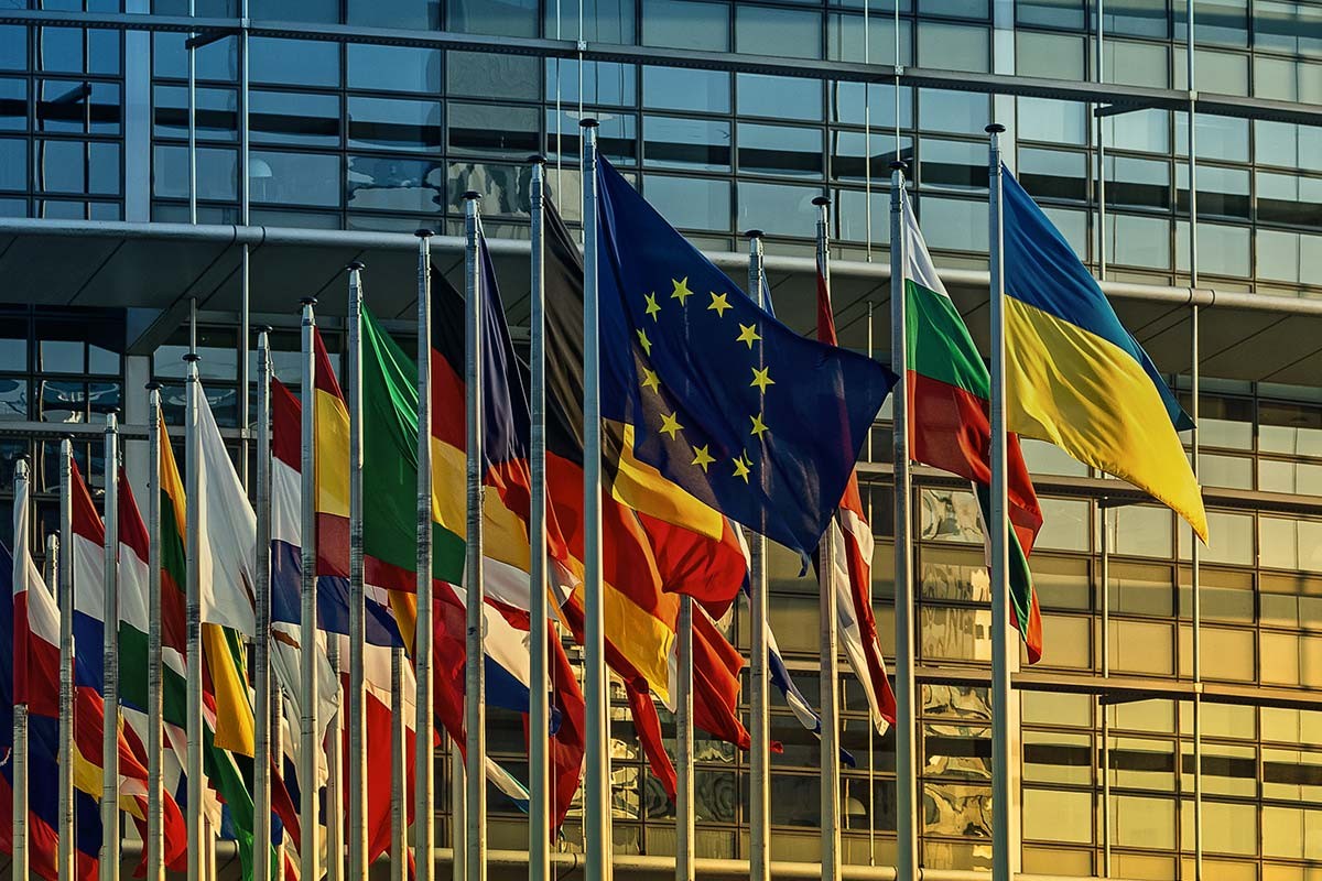 Wie kann der EU-Beitrittsprozess der Ukraine in einem zunehmend blockierten politischen Umfeld vorangebracht werden? Dieser Frage geht das Policy Paper „Charting Ukraine’s EU Path – Engaging with Member States“ nach. Die Studie analysiert, warum die stärkere Einbindung der EU-Mitgliedstaaten zu einer zentralen Voraussetzung für Fortschritte im Erweiterungsprozess geworden ist – und wie Kyjiw und Brüssel ihre Strategien entsprechend anpassen können.