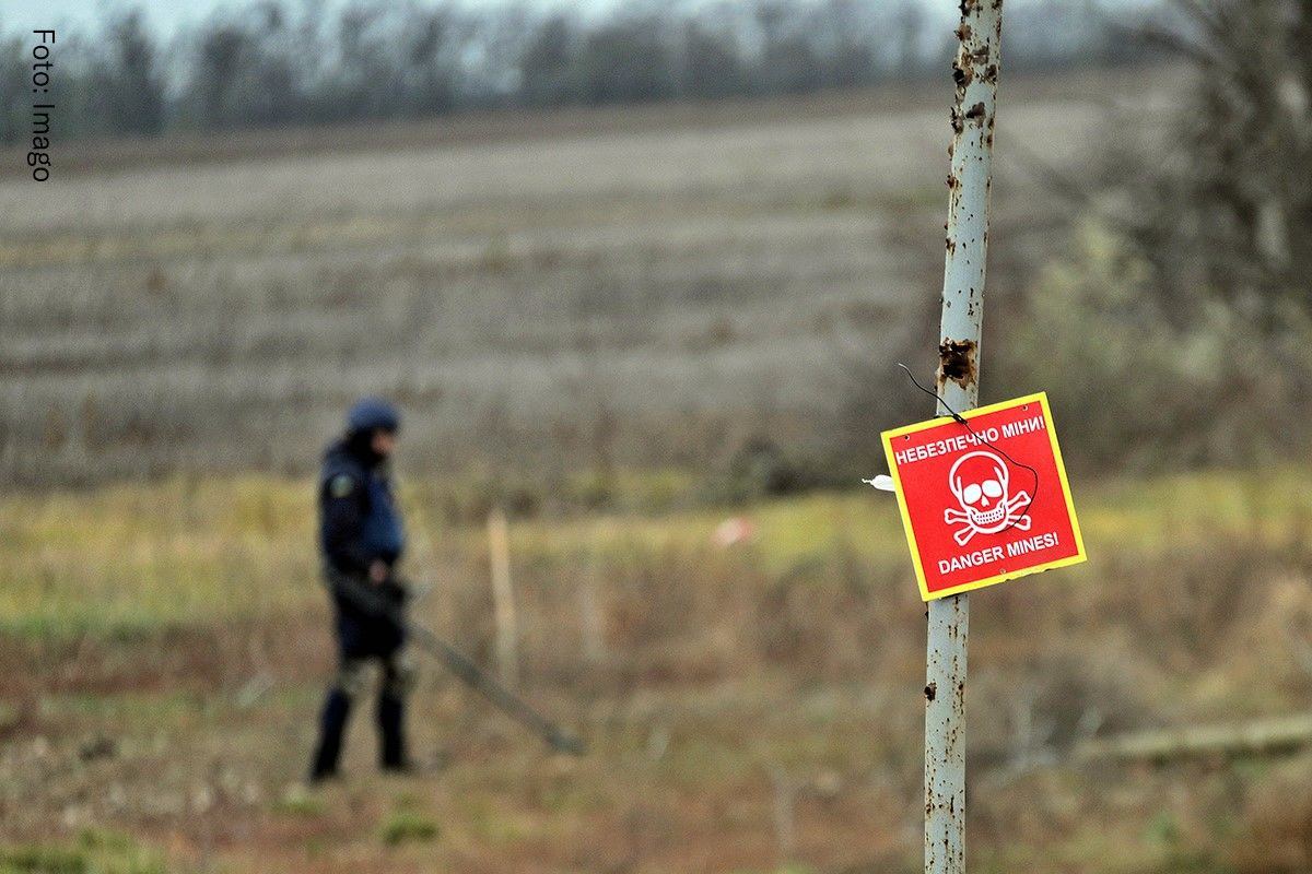 Weite Gebiete der Ukraine sind durch Russlands Angriffskrieg mit Landminen und Blindgängern verseucht. Es wird Jahrzehnte dauern, die Regionen für die Menschen wieder sicherzumachen.