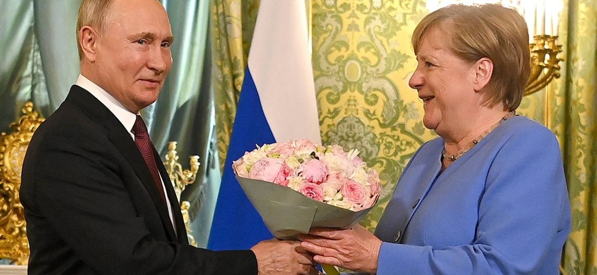 Putin_Merkel_Blumen_800