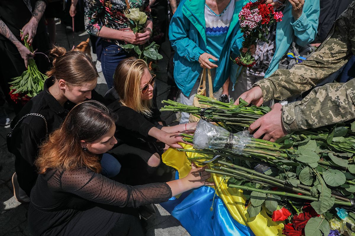 In ihrem Verteidigungskrieg gegen Russland zahlt die Ukraine auch mit dem Leben ihrer Söhne und Töchter. Wir erinnern in diesem Artikel an drei bekannte Ukrainer:innen, die durch den Krieg zu früh aus dem Leben gerissen wurden.