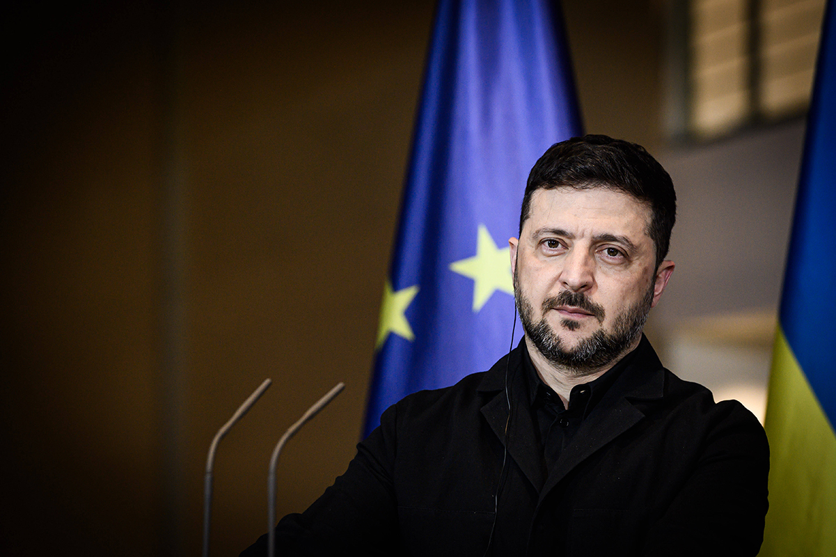 Es mag überraschen, aber: Präsident Selenskyj kann aufatmen. Er steht unter starkem politischem Druck durch die USA und vor dem vermutlich schwersten Winter in der jüngeren Geschichte seines Landes. Aber er hat nach Korruptionsvorwürfen im Energiesektor eine heftige innenpolitische Krise gemeistert – und geht sogar gestärkt aus ihr hervor.