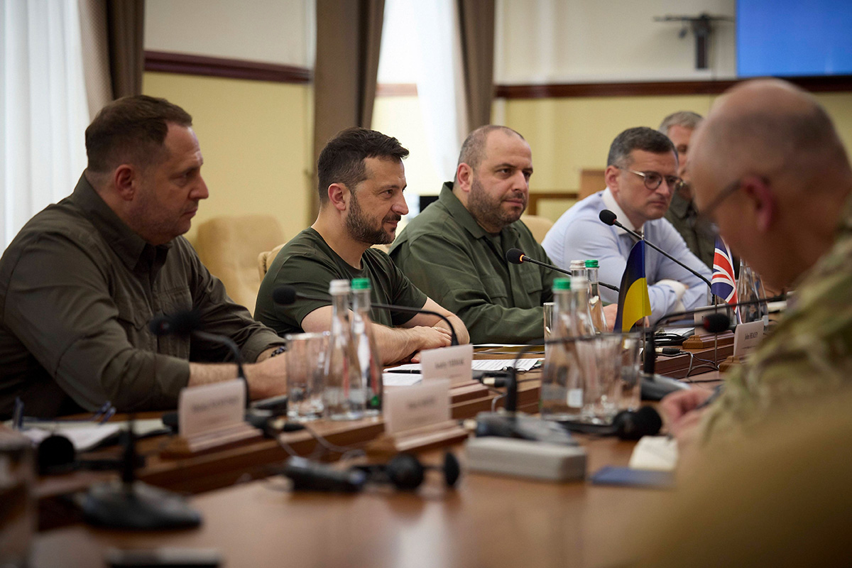 Amtsniederlegungen und Sanktionen gegen vermeintliche Beteiligte ändern nichts daran: Es ist einer der größten Korruptionsskandale in der Geschichte der Ukraine – und möglicherweise ist das erst die Spitze des Eisbergs. Präsident Selensyj steht so stark unter Druck wie nie zuvor. Und doch ist, was passiert, im positiven Sinne bemerkenswert.