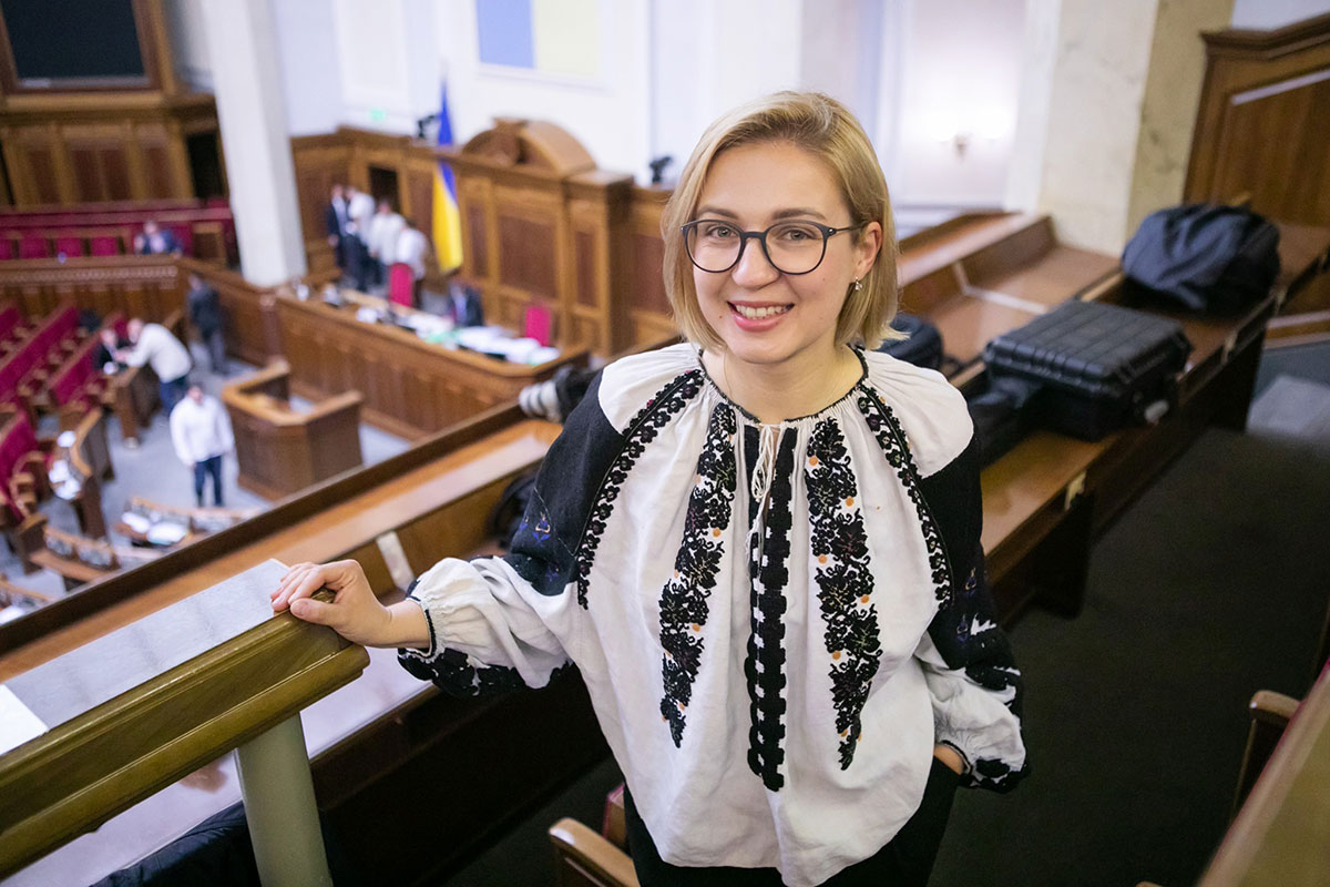 Die überzeugte Feministin Inna Sowsun wurde mit nur 29 Jahren zur stellvertretenden Bildungsministerin ernannt. Später war sie mehrere Jahre Vizepräsidentin der renommierten Kyiv School of Economics, seit 2019 sitzt sie für die liberale Oppositionspartei Stimme im Parlament. Dort engagiert sie sich unter anderem für die Rechte von LGBTQ+-Personen an der Front.