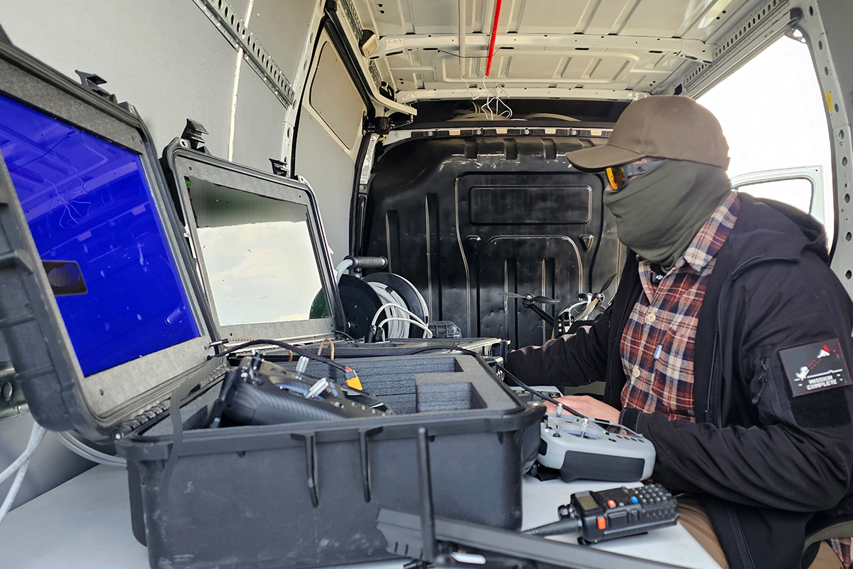 Nacht für Nacht greift die russische Armee ukrainische Städte im ganzen Land mit Drohnen iranischen Bautyps an. Start-ups entwickeln effiziente Lösungen zu deren Abschuss. Ein Bericht von einem geheimen Testgelände für Abfangdrohnen in der Ukraine.