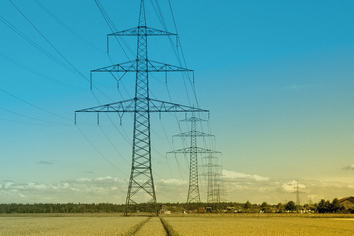Nach der Synchronisierung des ukrainischen Stromnetzes mit dem europäischen Verbundnetz ENTSO-E sind Stromimporte zu einem wichtigen Bestandteil der Energiesicherheit geworden. Sie verringern in Krisenzeiten die Stromknappheit und schaffen zusätzlichen Wettbewerbsdruck auf dem heimischen Markt. Die neue LibMod-Studie untersucht die Rolle des grenzüberschreitenden Stromhandels für die Ukraine zwischen 2022 und 2026.