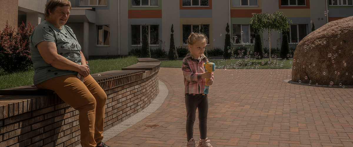 Ein Kind spielt vor dem Kinderkrankenhaus Sumy