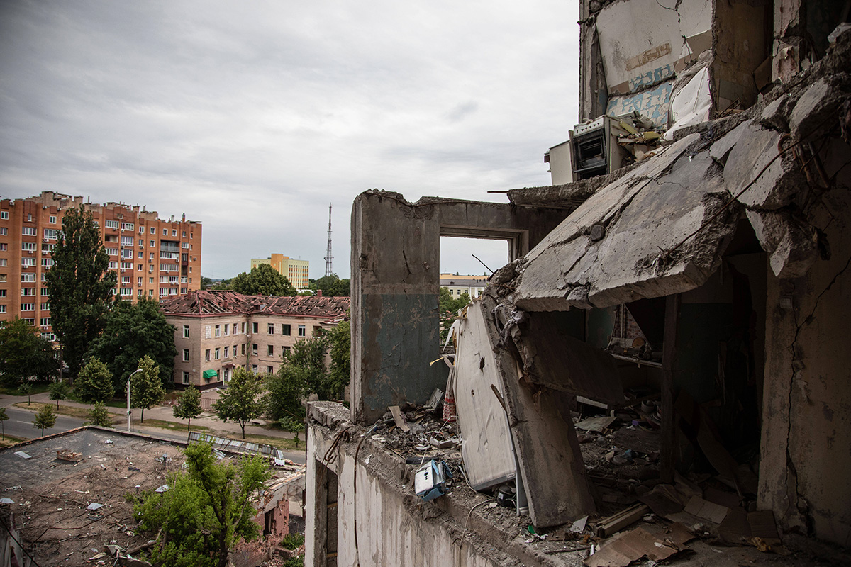 Analyse des Wiederaufbaus in der Ukraine unter Kriegsbedingungen: Herausforderungen für Energie, Verkehr und Wohnungsbau sowie Chancen für eine zukunftsfähige Infrastruktur.