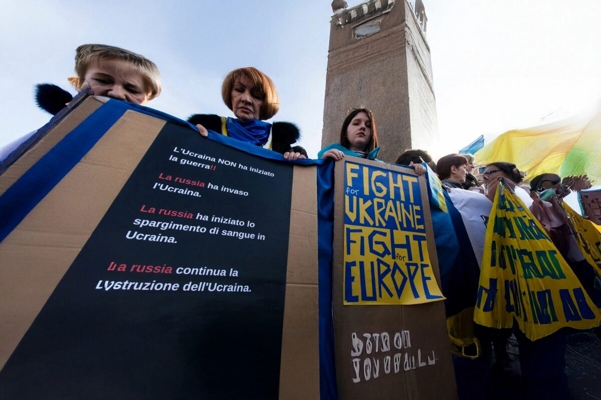 Fast vier Jahre nach Beginn der russischen Vollinvasion zieht der Historiker Jan Claas Behrends eine historisch fundierte Bilanz – und warnt vor Illusionen über schnelle Verhandlungslösungen. Er zeigt, wie imperiale Traditionen, Gewaltpolitik und die Struktur des Putin-Regimes den Krieg prägen und warum Zugeständnisse an Moskau Eskalation begünstigen.