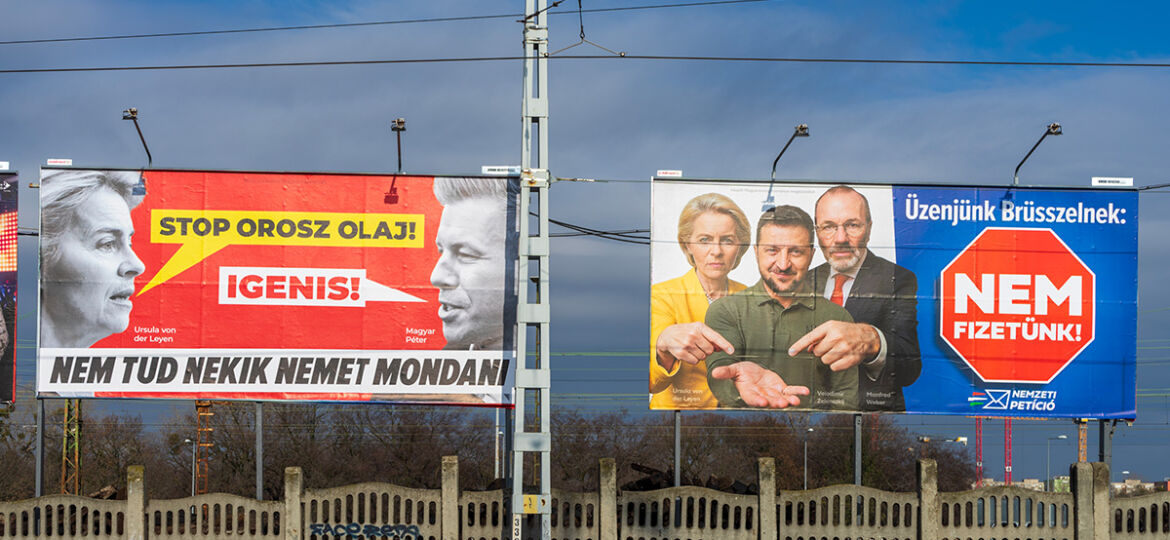 Anti-Ukraine- und Anti-EU-Wahlplakate in Ungarn, die im Wahlkampf 2026 verwendet wurden