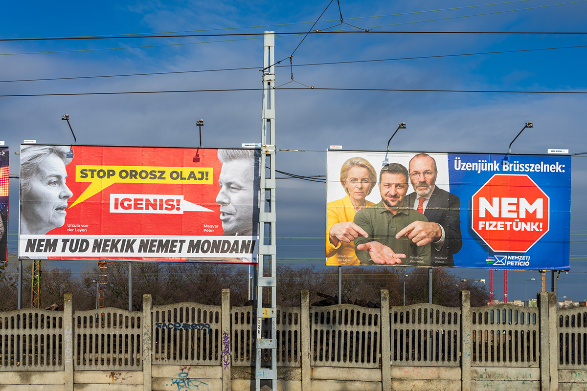 Anti-Ukraine- und Anti-EU-Wahlplakate in Ungarn, die im Wahlkampf 2026 verwendet wurden