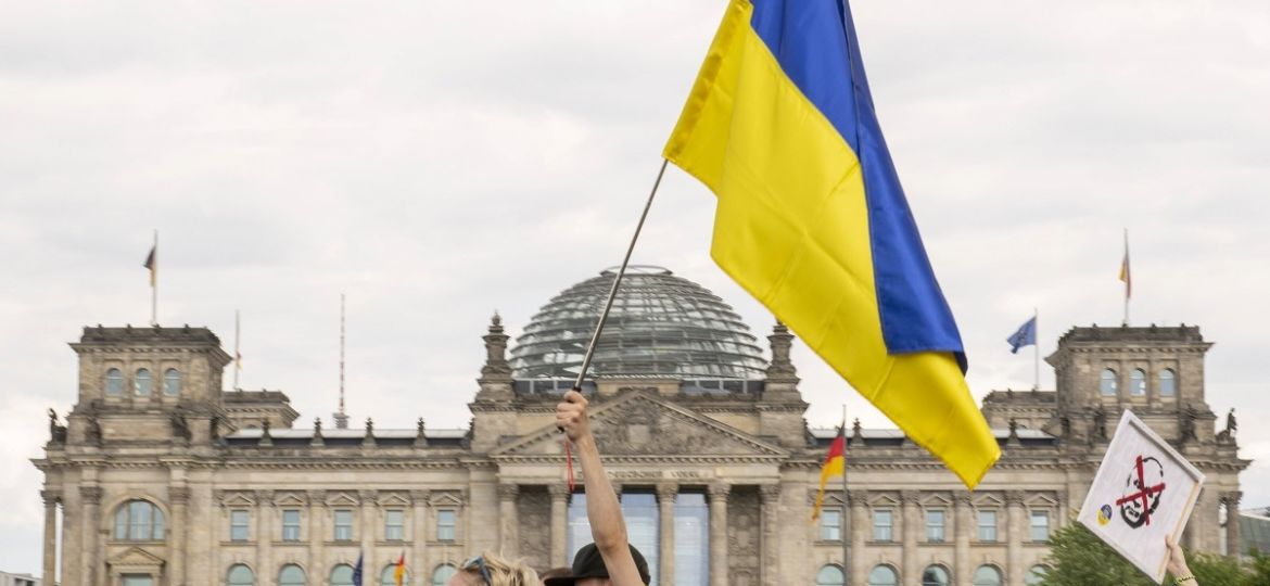 News Bilder des Tages June 11, 2022, Berlin, Berlin, Germany: Ukrainian refugees and supporters past the Reichstag in Be