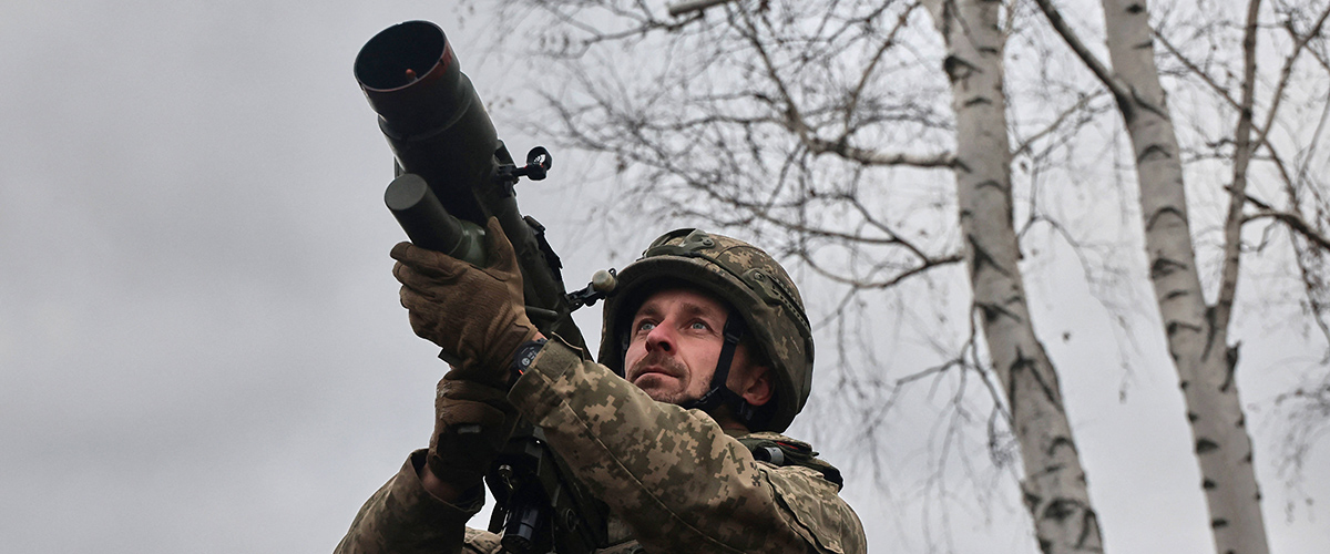 Ein Soldat der Flugabwehrraketenartillerie-Division der 125. Separaten Schweren Mechanisierten Brigade der Ukraine hält während seines Kampfeinsatzes ein tragbares Flugabwehrsystem vom Typ „Piorun“ in den Händen