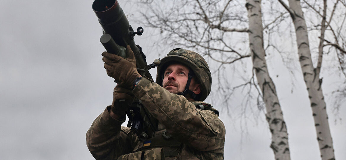 Ein Soldat der Flugabwehrraketenartillerie-Division der 125. Separaten Schweren Mechanisierten Brigade der Ukraine hält während seines Kampfeinsatzes ein tragbares Flugabwehrsystem vom Typ „Piorun“ in den Händen