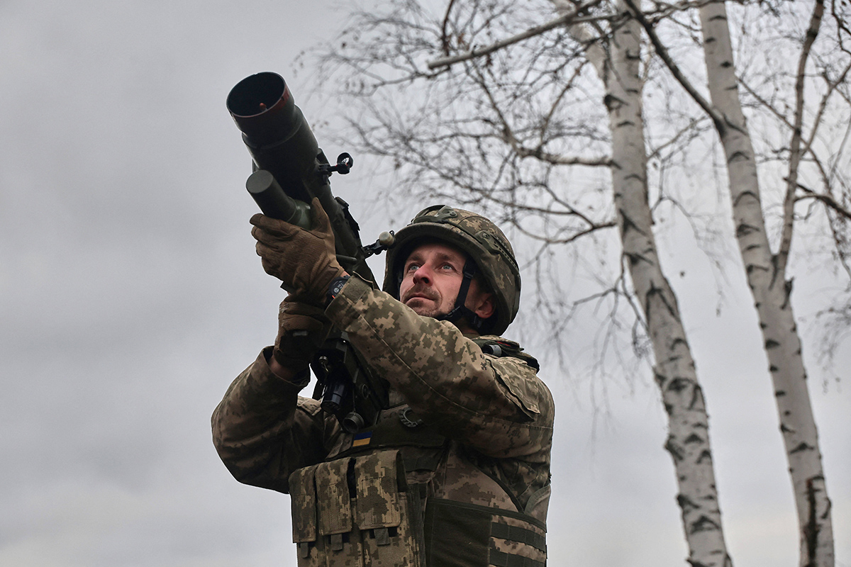 Ein Soldat der Flugabwehrraketenartillerie-Division der 125. Separaten Schweren Mechanisierten Brigade der Ukraine hält während seines Kampfeinsatzes ein tragbares Flugabwehrsystem vom Typ „Piorun“ in den Händen